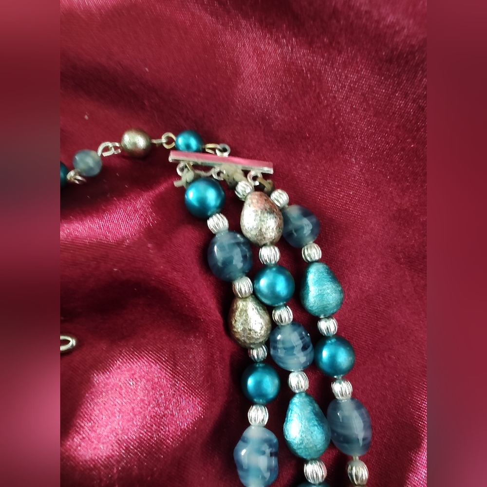 Vintage Japan 3 String Glass, Lucite Bead And Gold Tonw Beads - Picture 4 of 9